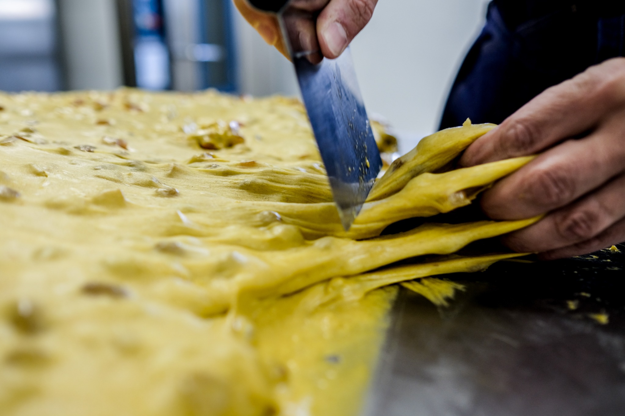 Mani al lavoro durante la lavorazione artigianale dell'impasto Baghi's